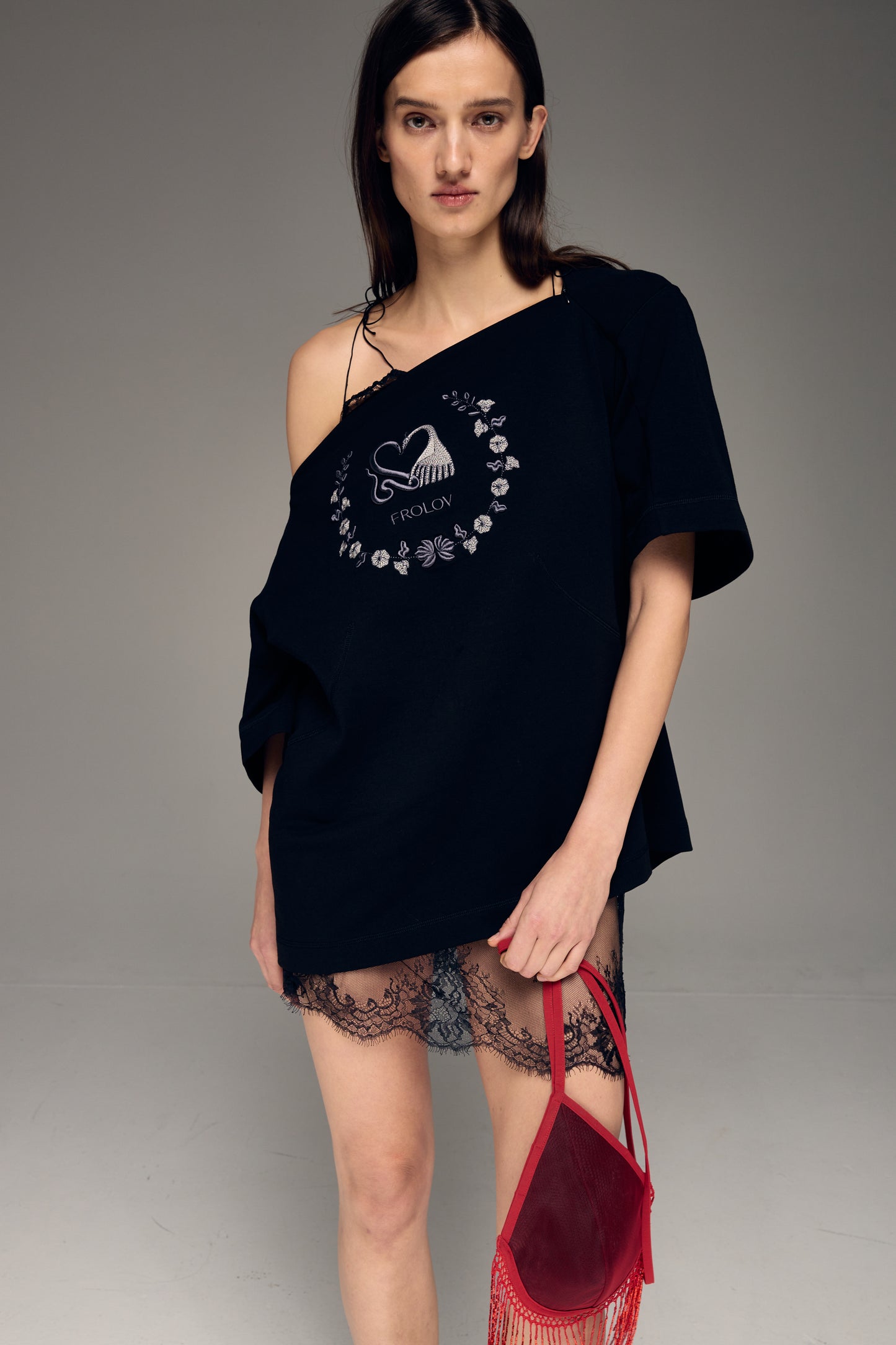 T-shirt with logo and zippers on the shoulders