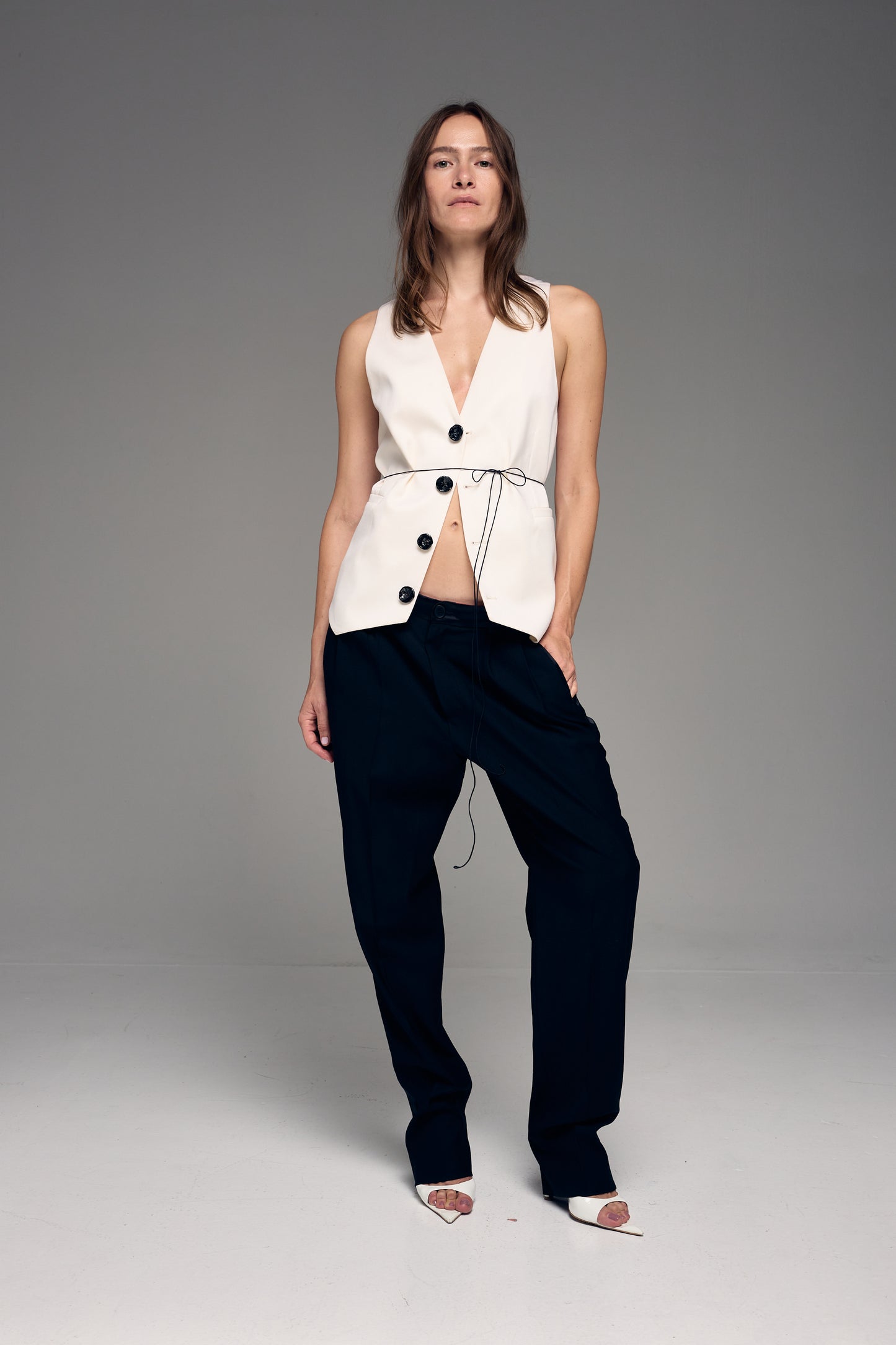 Sleeveless shirt with glass buttons