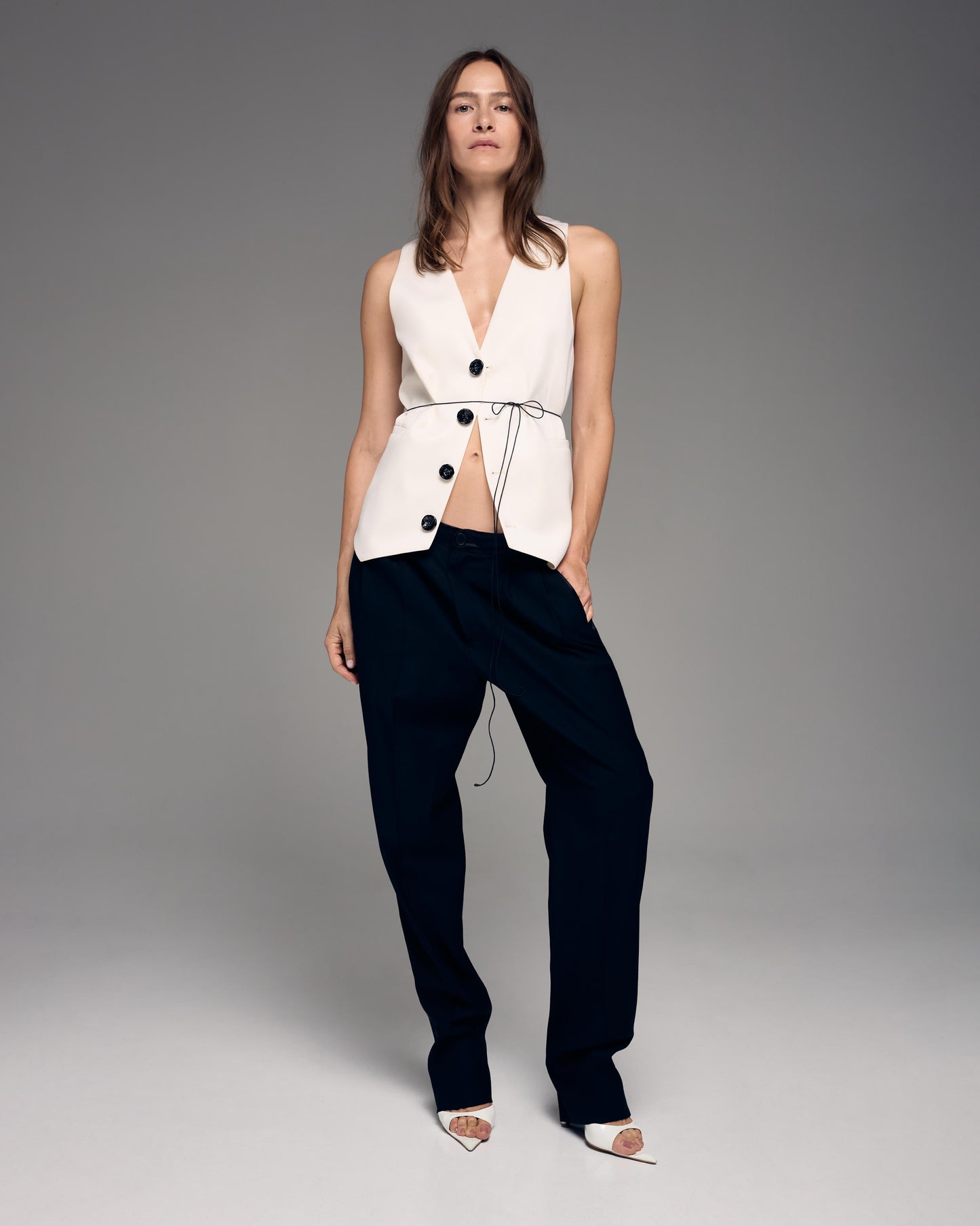 Sleeveless shirt with glass buttons