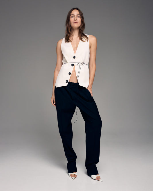 Sleeveless shirt with glass buttons