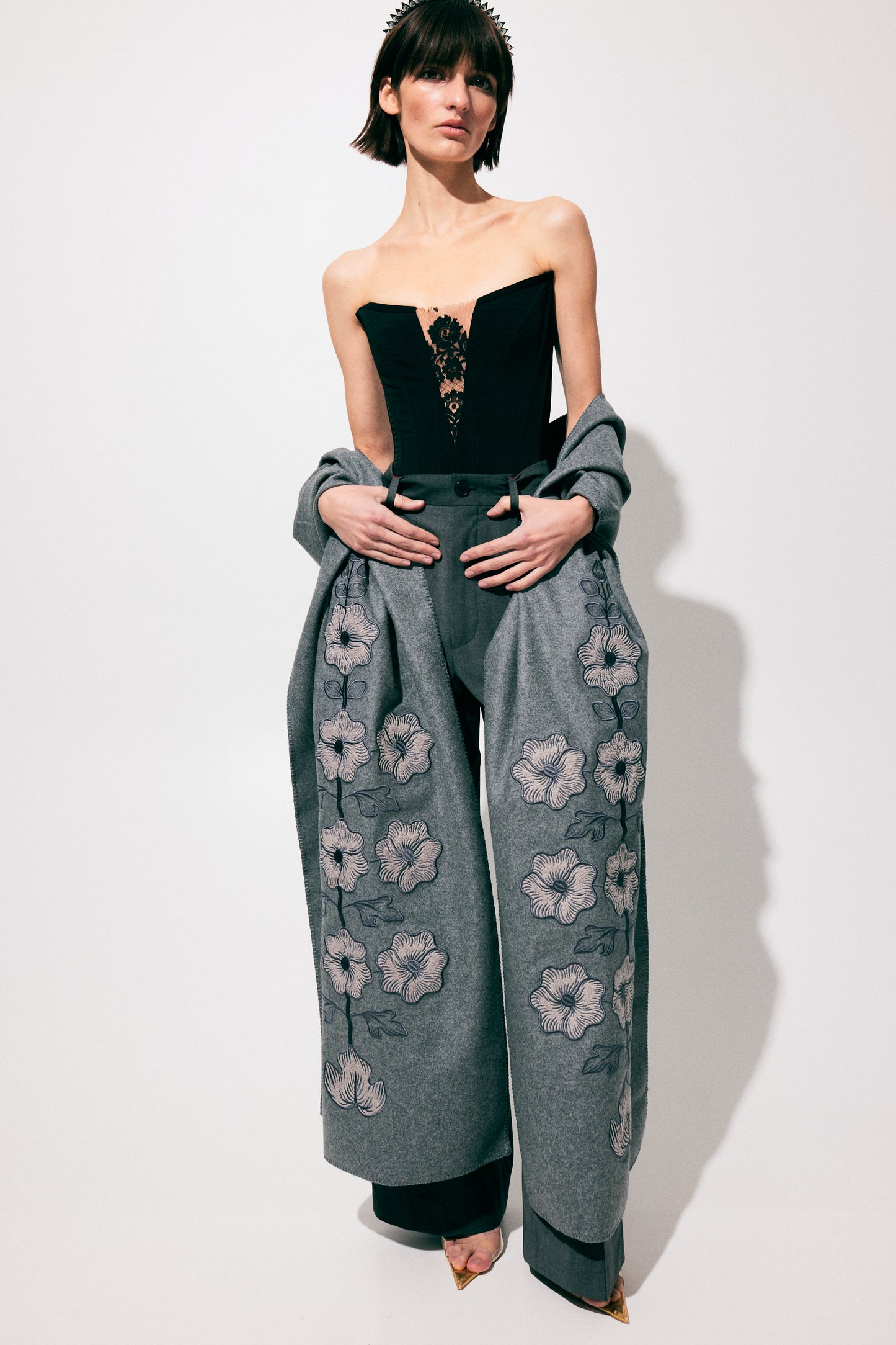 Шаль з машинною вишивкою мальв