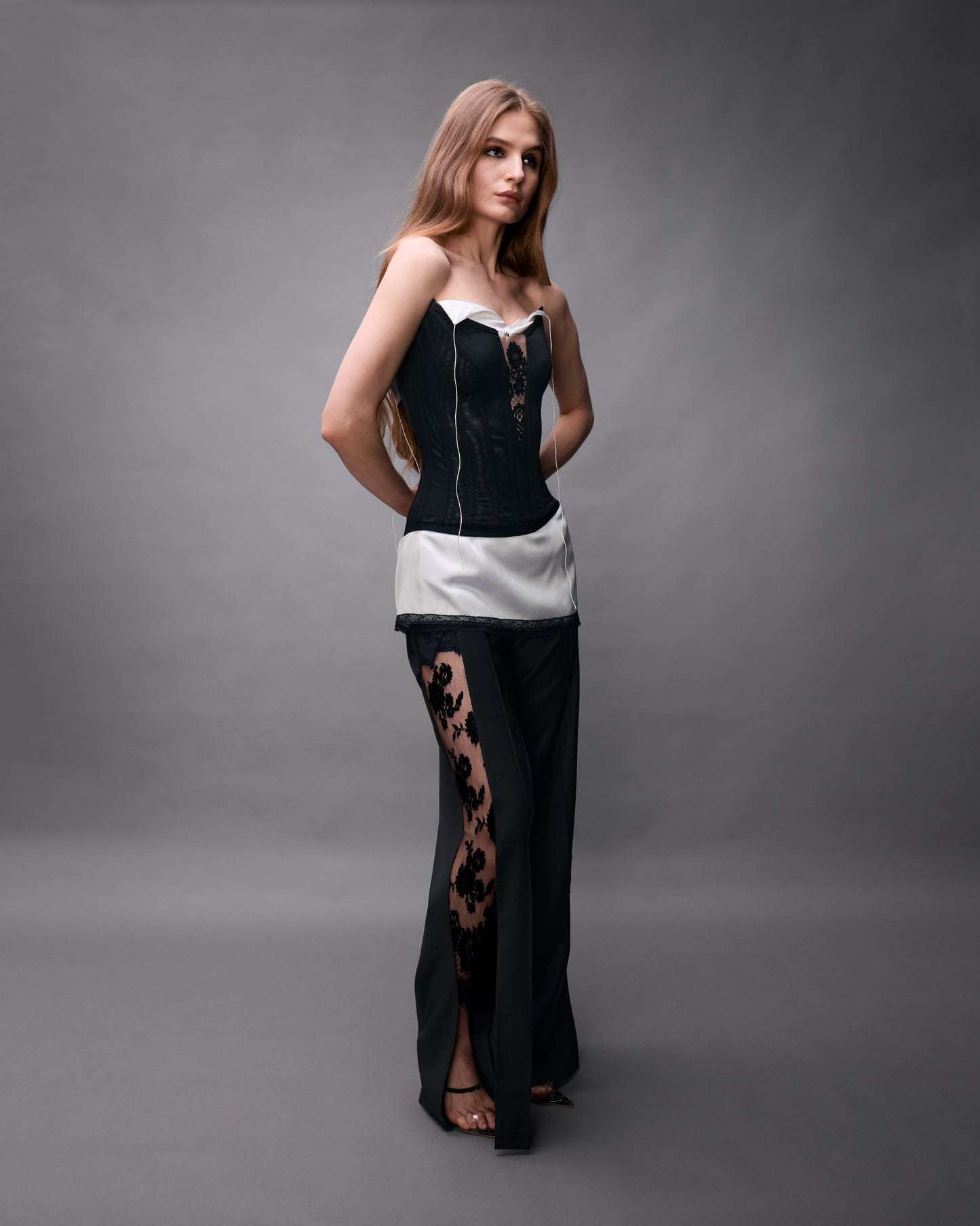 Брюки з деталями з мережива