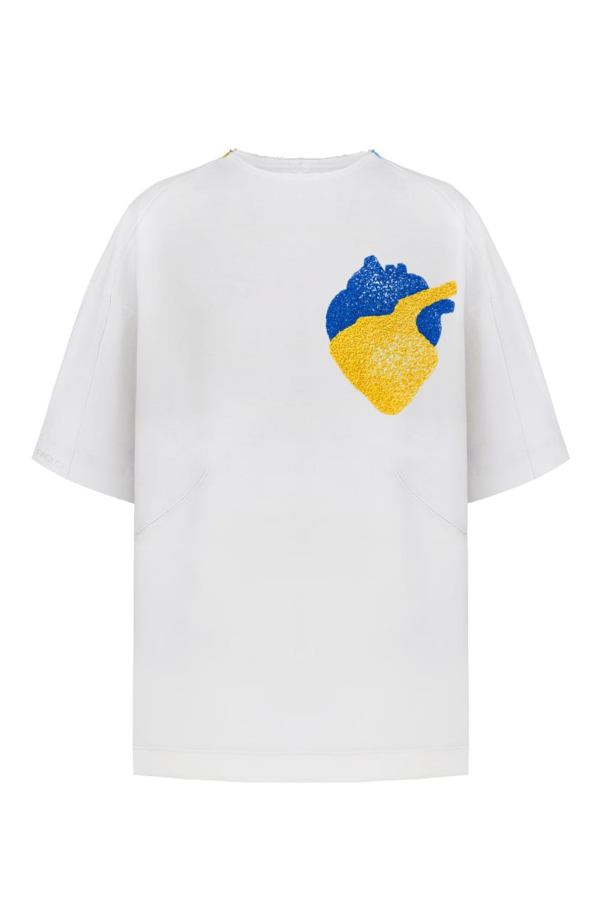 Біла футболка з ручною вишивкою серця